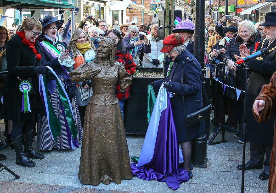 Elizabeth's Statue centre of Congleton Town Centre
