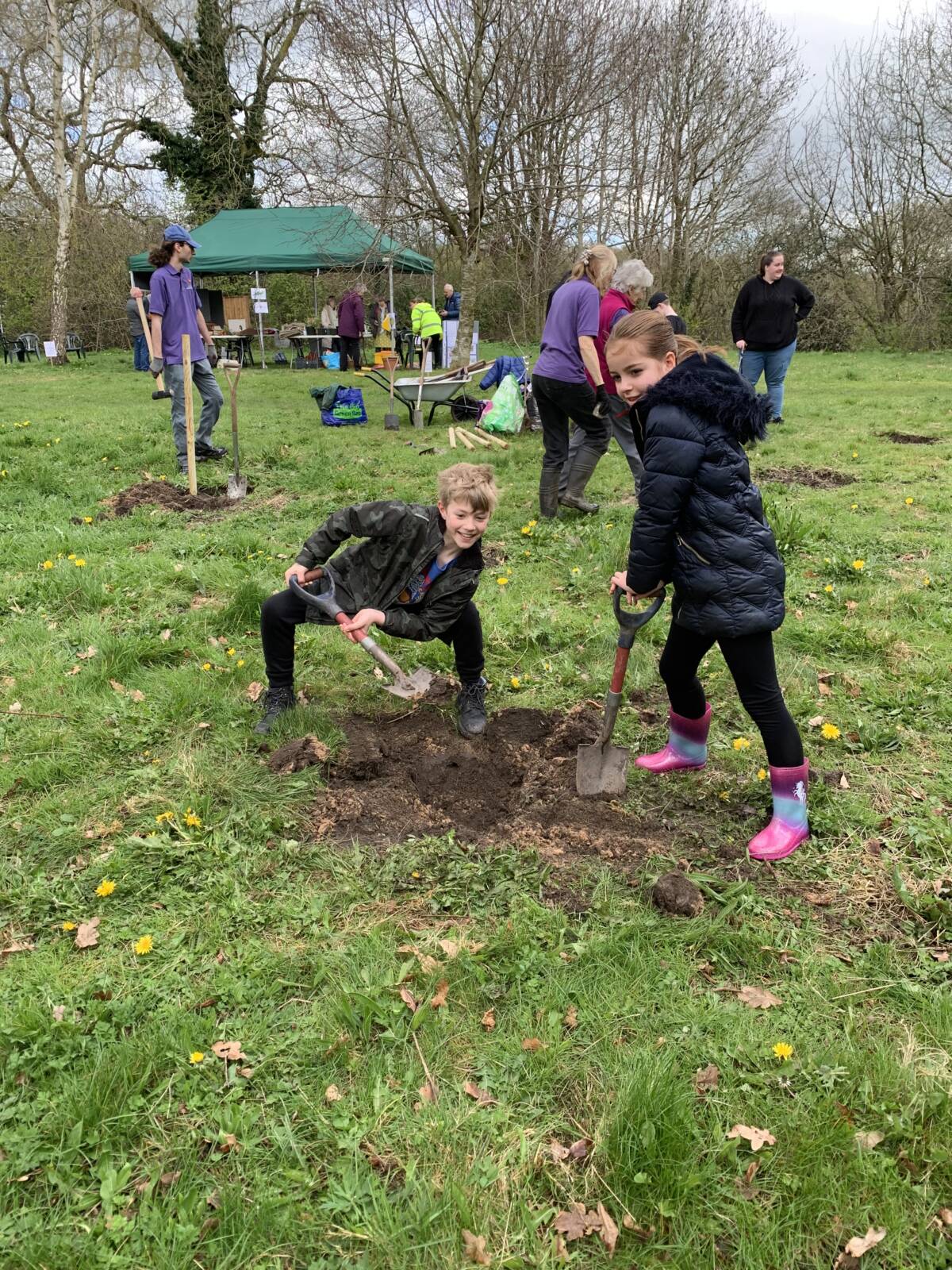 30 biodiversity site, Sterling Close children planting a tree